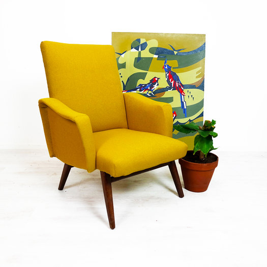 Okergele vintage fauteuil, opnieuw gestoffeerd en winkel voor