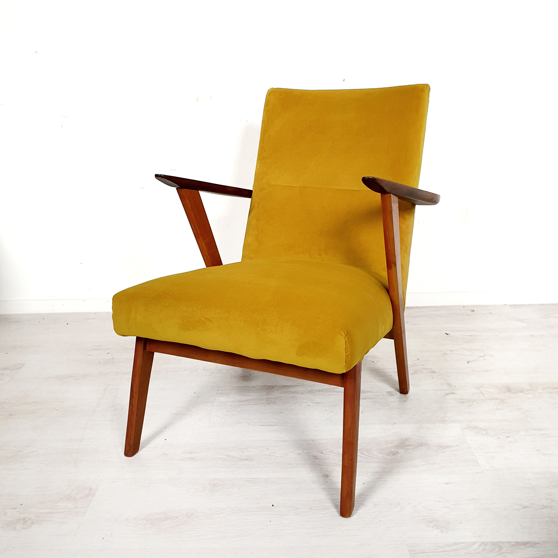 duizelig Regan Kader Vintage fauteuil, geel verlours 2019-03 - Webshop en winkel voor toffe en  betaalbare vintage meubels en woonaccessoires