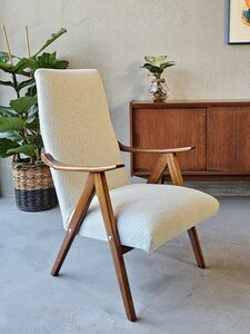 Vintage fauteuil, opnieuw gestoffeerd wit bouclé